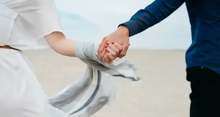 手を繋ぐ夫婦